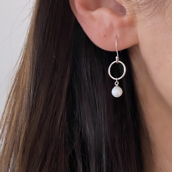 Seville Jewelry cirkel sølv øreringe med perle 11531 - Image 2