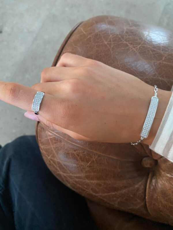 Lækkert plade armbånd fra Guld & Sølv Design. Armbåndet er udført i forgyldt 925 sterling sølv. Selve pladen i armbåndet er fyldt med klare zirkonia sten Længde incl plade: 17,5 cm og kan lukkes i alle de små aflange led. Plade størrelse: 3,5 cm lang & 0,5 cm bred