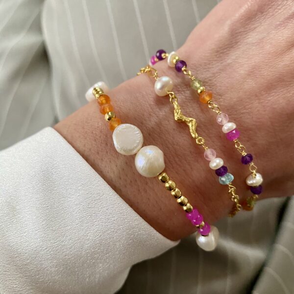 Seville jewelry mix af armbånd med hvide ferskvandsperler og ægte farvede sten