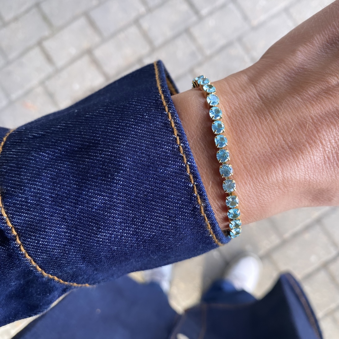 CO88 Tennisarmbånd guldfarvet stål lyseblå zirkonia sten 8CB-91222 - Billede 2