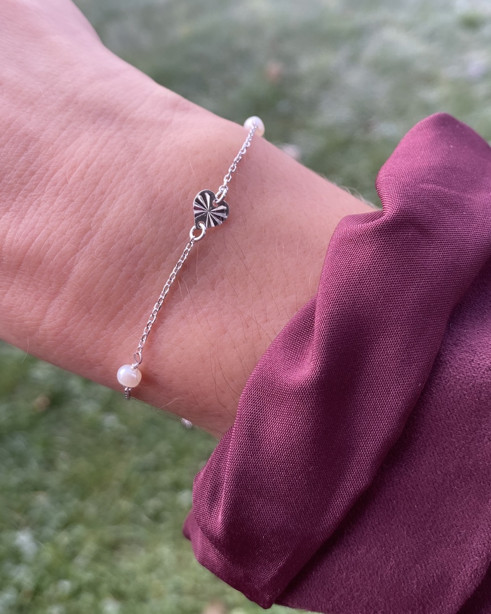 Armbånd Viola plissé hjerte og ferskvandsperler - Seville Jewelry 81048