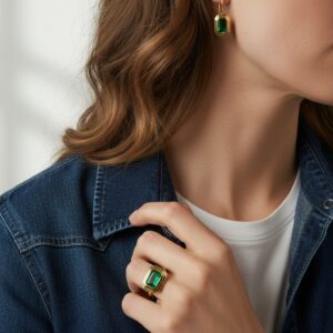 Forgyldte øreringe med grøn emerald‑cut sten – Seville Jewelry