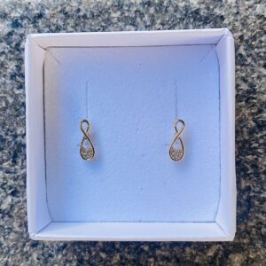Infinity ørestikker i 8 kt guld med zirkonia