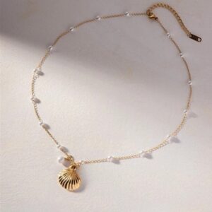 Halskæde i guldfarvet stål med perler og havvedhæng – Bay by Aqua Dulce