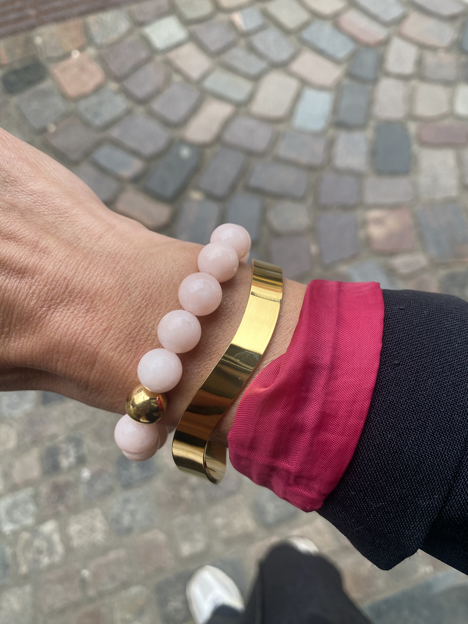 Shine armring i guldfarvet stål – blankpoleret – Bay by Aqua Dulce
