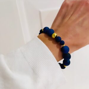 Elastisk armbånd med blå tigerøje og forgyldte kugler – Guld & Sølv Design