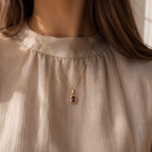 Forgyldt sølv halskæde med lilla sten – Seville Jewelry