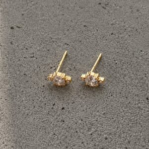 8 kt. guldørestikker med zirkonia – Guld & Sølv Design