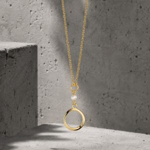 Halskæde i forgyldt sølv med cirkel og perle – Seville Jewelry