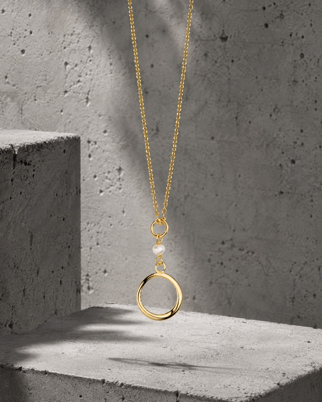 Halskæde i forgyldt sølv med cirkel og perle – Seville Jewelry - Billede 2