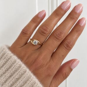 8 kt guldring med klar zirkonia – Guld & Sølv Design