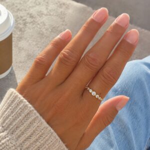 Ring i 8 kt guld med klare zirkonia – Guld & Sølv Design