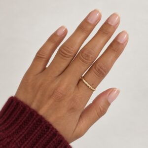 Smal ring i 8 kt guld med snoet design – Guld & Sølv Design