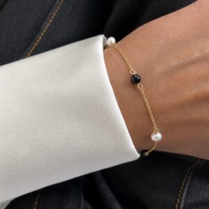 Zita armbånd i forgyldt sølv med onyx og perler – Seville Jewelry