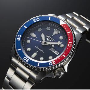 Seiko 5 Sports Automatic herreur med blå urskive og blå/rød krans – SRPD53K1